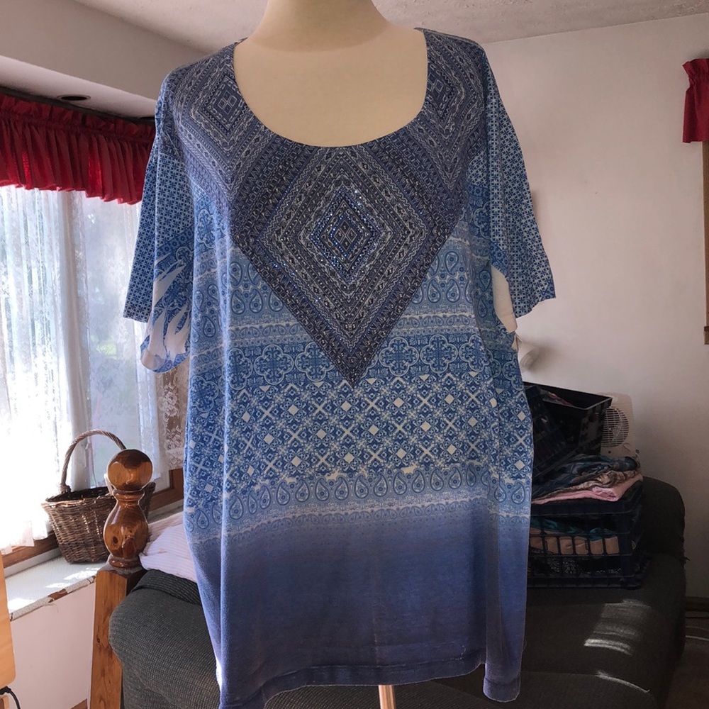 Lightweight sequined pullover